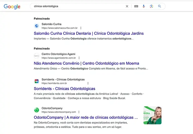 Resultado de busca do Google com resultados patrocinados e resultados orgânicos