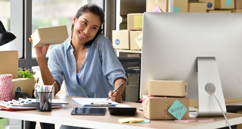 Empreendedora trabalhando duro em frente ao computador para descobrir como alavancar empresa na internet