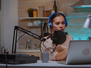 Produtora de conteúdo criando um podcast de casa