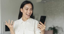Criadora de conteúdo fazendo marketing de influência a partir do celular