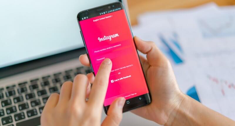 Criador de conteúdo fazendo login no Instagram, que conta com nova seção de Insights