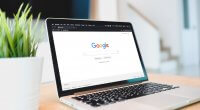 Notebook mostrando o logo do Google, que fez atualizações no Search Quality Raters Guidelines