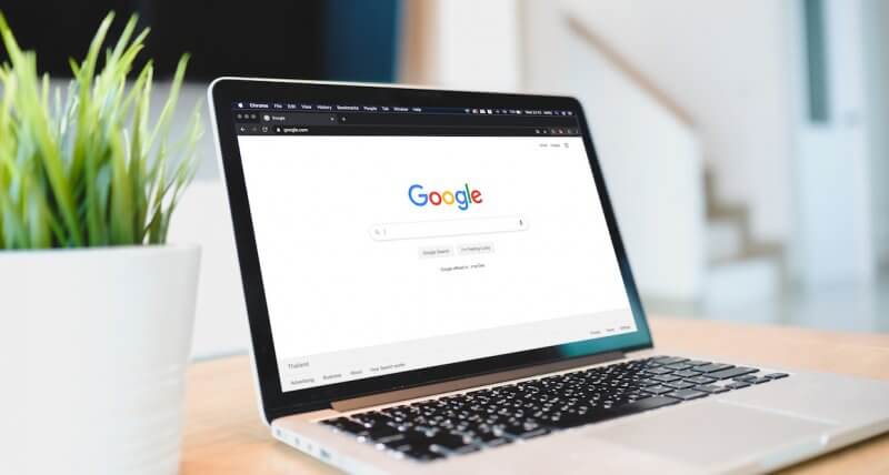 Notebook mostrando o logo do Google, que fez atualizações no Search Quality Raters Guidelines