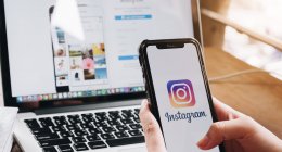 Mulher usando o Instagram, onde todos os usuários poderão adicionar links aos Stories
