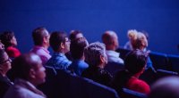 Espectadores assistindo um painel em um evento