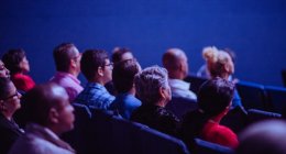 Espectadores assistindo um painel em um evento