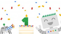 Ilustração dos personagens Googlebot e Crawler comemorando o primeiro aniversário da Central de Pesquisa Google