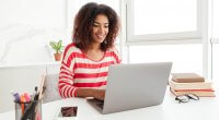 Dona de uma loja virtual criando seu blog para e-commerce