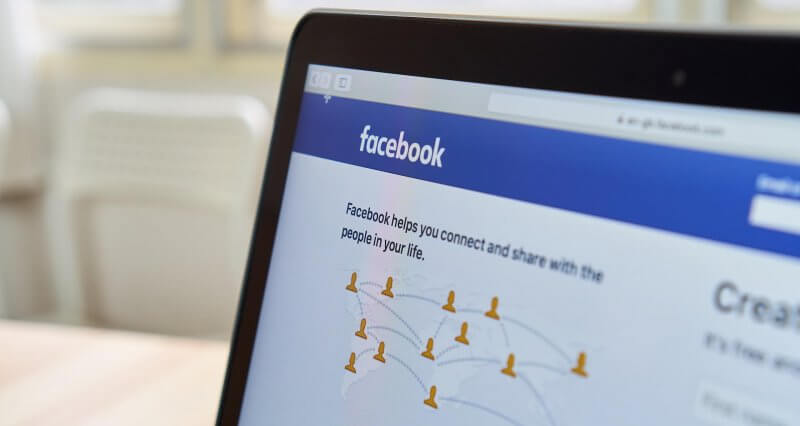 Tela de notebook mostrando a página inicial do Facebook
