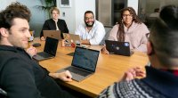 Líder fazendo a gestão de equipe em uma reunião presencial