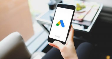 Gerente de conta usando o app do Google Ads, onde há três novas funcionalidades