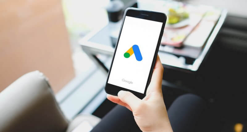 Gerente de conta usando o app do Google Ads, onde há três novas funcionalidades