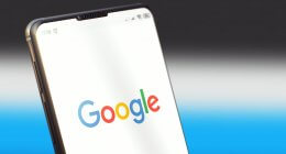 Celular mostrando o logo do Google, que lançou uma nova atualização anti-spam no algoritmo de pesquisa