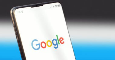 Celular mostrando o logo do Google, que lançou uma nova atualização anti-spam no algoritmo de pesquisa