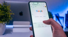 Homem no celular acessando o Google, que vai testar o protocolo IndexNow