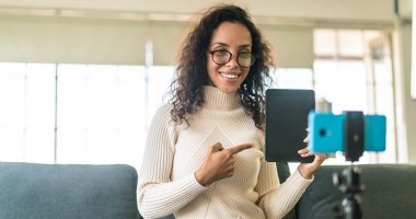 Empreendedora criando branded content para divulgar seu produto no TikTok