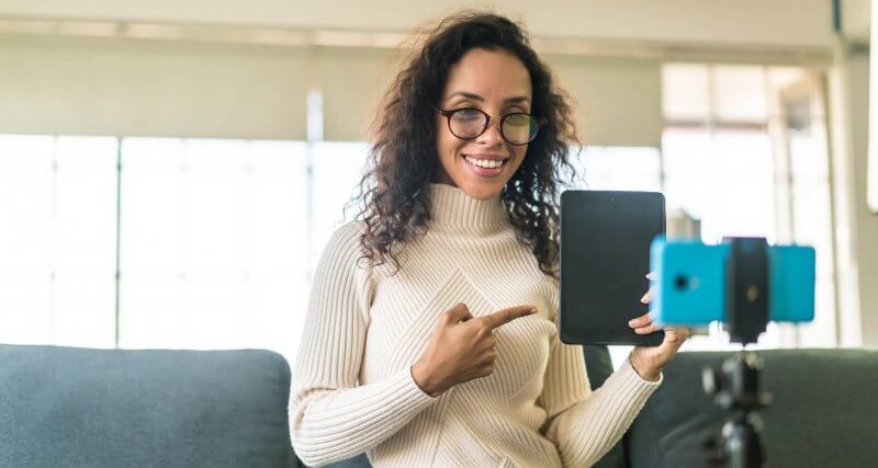 Empreendedora criando branded content para divulgar seu produto no TikTok