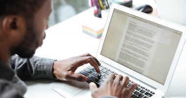 Redator de conteúdo aprendendo como escrever texto para blog no notebook