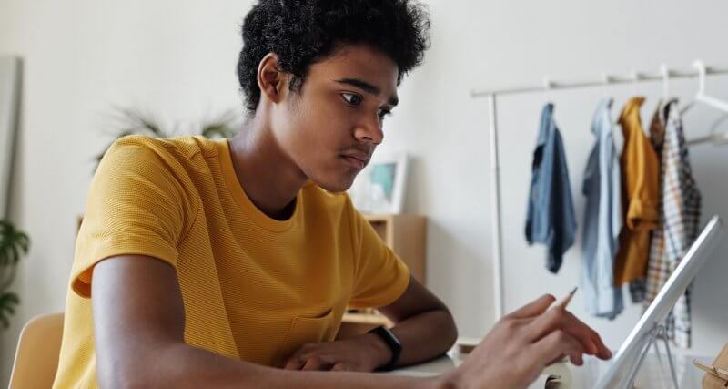 Empreendedor aprendendo como vender produtos digitais para traçar sua estratégia