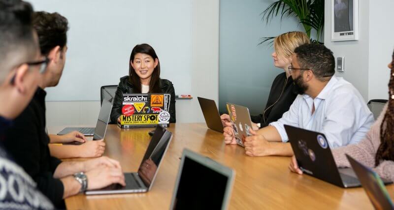 Gestora promovendo a transformação digital em vendas B2B em uma reunião com sua equipe