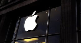 Logo em frente a uma loja da Apple
