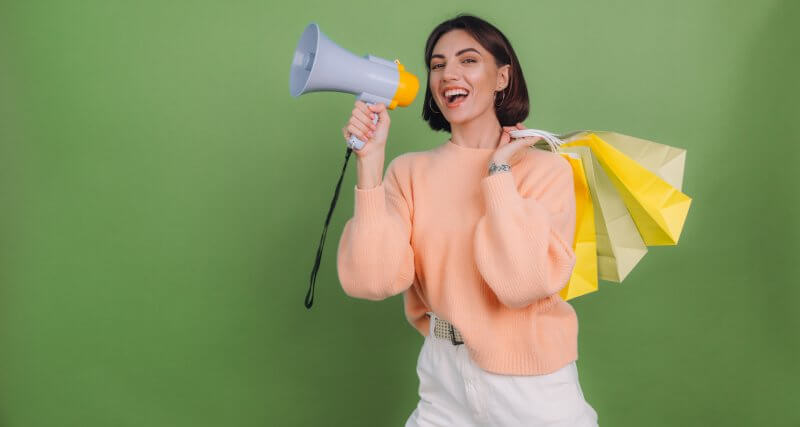 Empreendedora planejando a campanha de Dia do Cliente para sua empresa