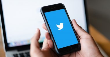 Homem usando o app do Twitter no celular, que deve englobar a funcionalidade do Twitter Flock em um futuro próximo