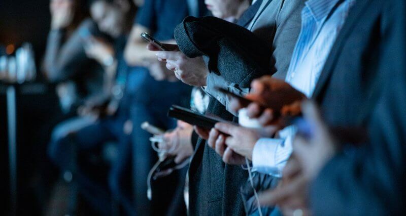 Pessoas usando redes sociais no celular