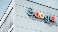Letreiro com o logo do Google na lateral de um prédio