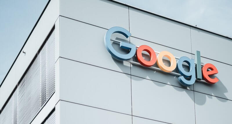 Letreiro com o logo do Google na lateral de um prédio