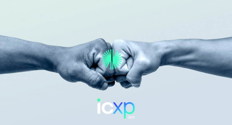 Duas mãos fazendo fist bump, simbolizando a imparcialidade e colaboração do evento ICXP 2022