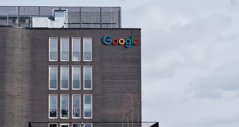 Letreiro do Google em prédio da empresa