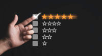Mão tocando uma ilustração de classificação de 5 estrelas, como se estivesse dando uma nota para um produto