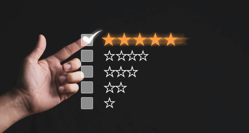 Mão tocando uma ilustração de classificação de 5 estrelas, como se estivesse dando uma nota para um produto
