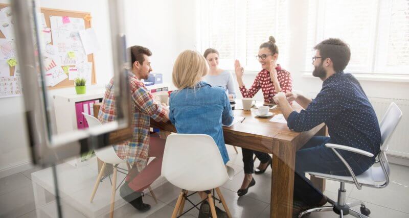 Equipe de marketing durante uma sessão de brainstorming