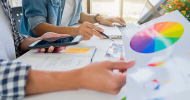 Profissionais de uma empresa traçando os aspectos de branding da identidade visual