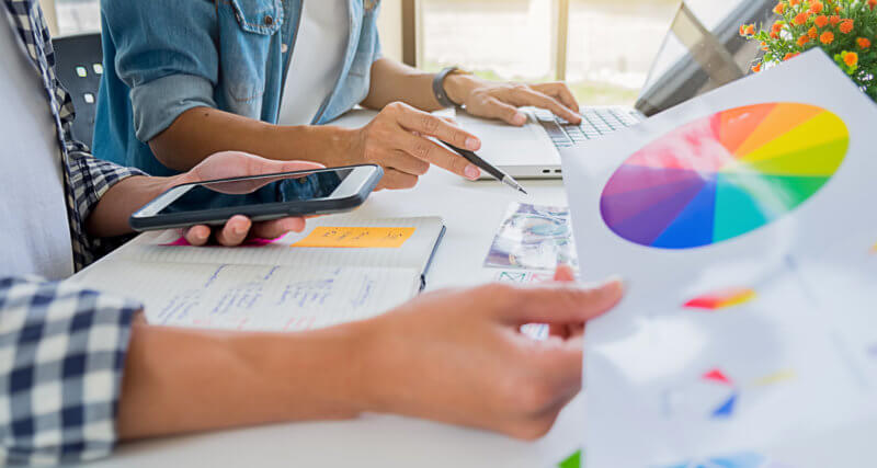 Profissionais de uma empresa traçando os aspectos de branding da identidade visual