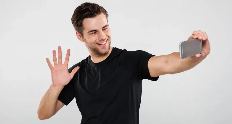 Usuário com muitos seguidores no Instagram fazendo uma selfie