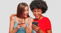 Duas amigas repercutindo buzz marketing com celular na mão